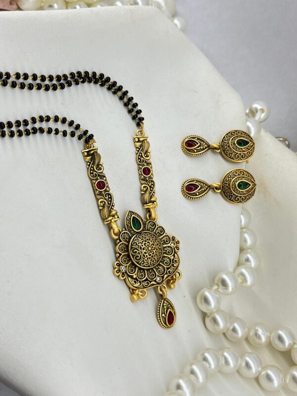 Mangal Sutra✨ Key Features:  Classic black-beaded mangalsutra chain